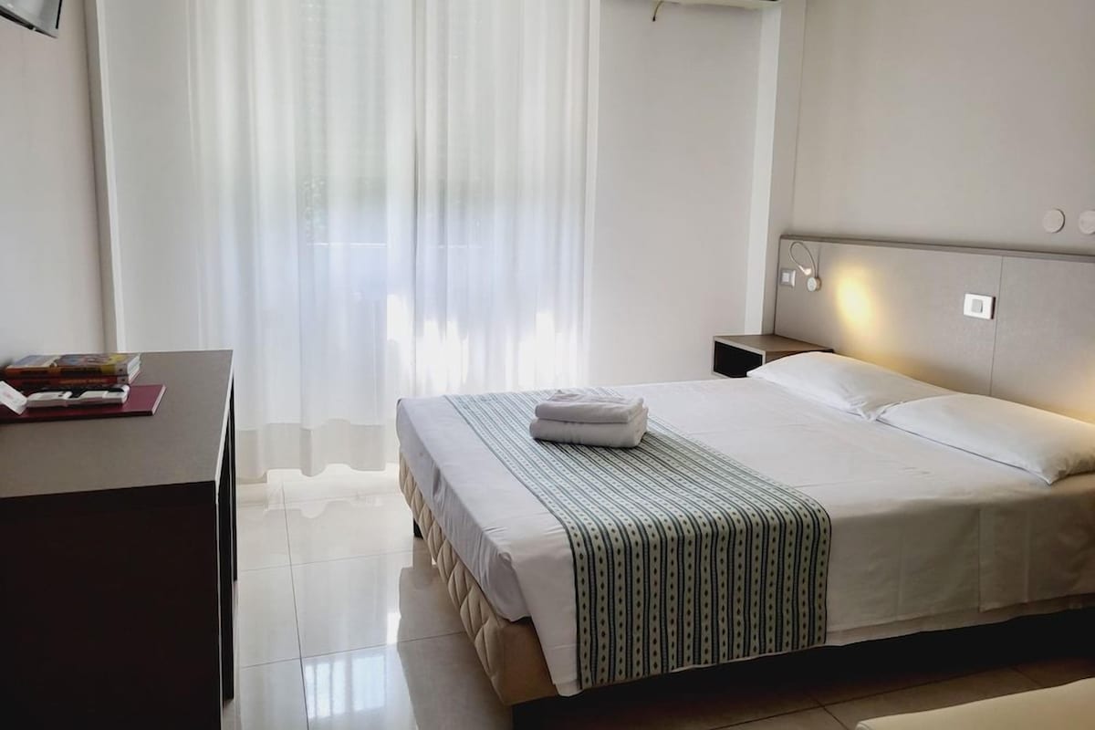Kuştüyü yorgan, minibar, odada kasa, masa 