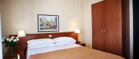 Donzen dekbedden, een minibar, een kluis op de kamer, een bureau