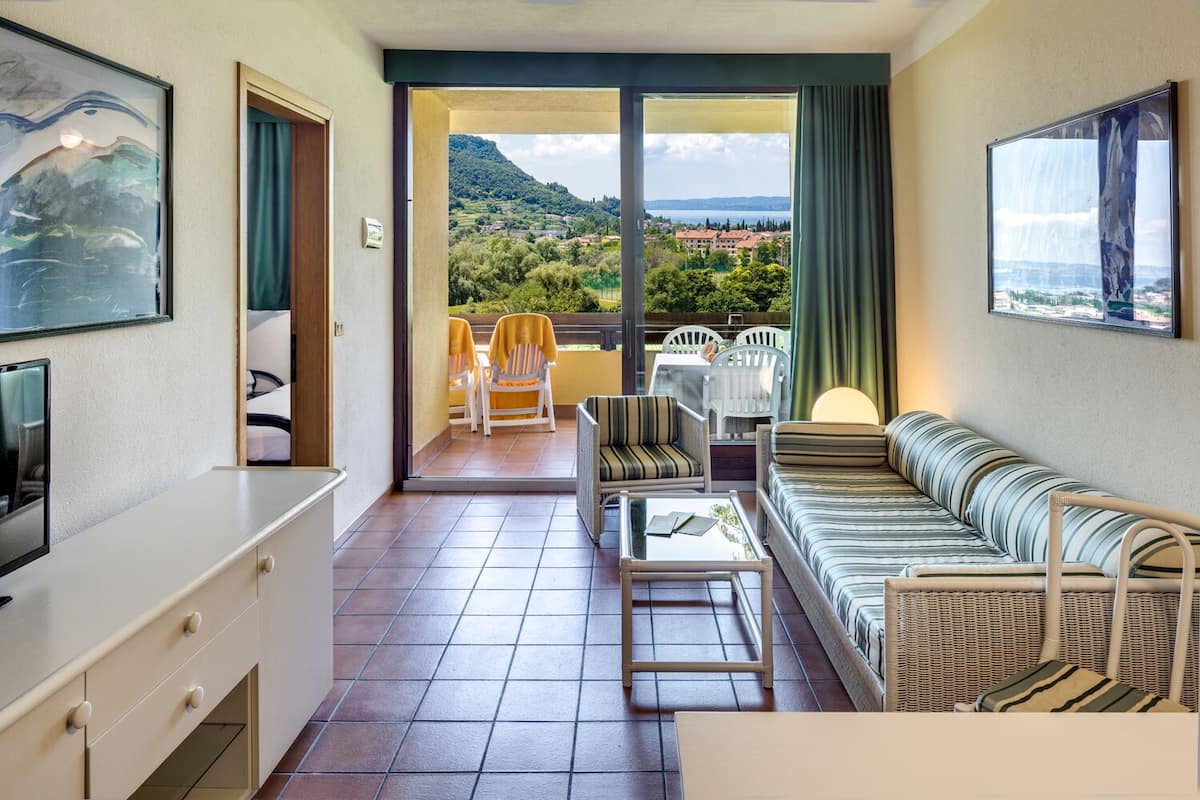 Leilighet, 1 soverom, terrasse | Dundyner, minibar, safe på rommet og skrivebord