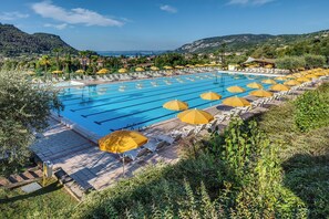Außenpool (je nach Saison geöffnet), Sonnenschirme, Liegestühle