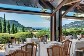Breakfast, lunch, dinner served; Italian cuisine, pool views 