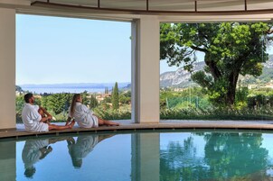 Camera Roulette con percorso SPA con kit incluso e  sconto del 10 % su massaggi e trattamenti | Down comforters, minibar, in-room safe, individually furnished