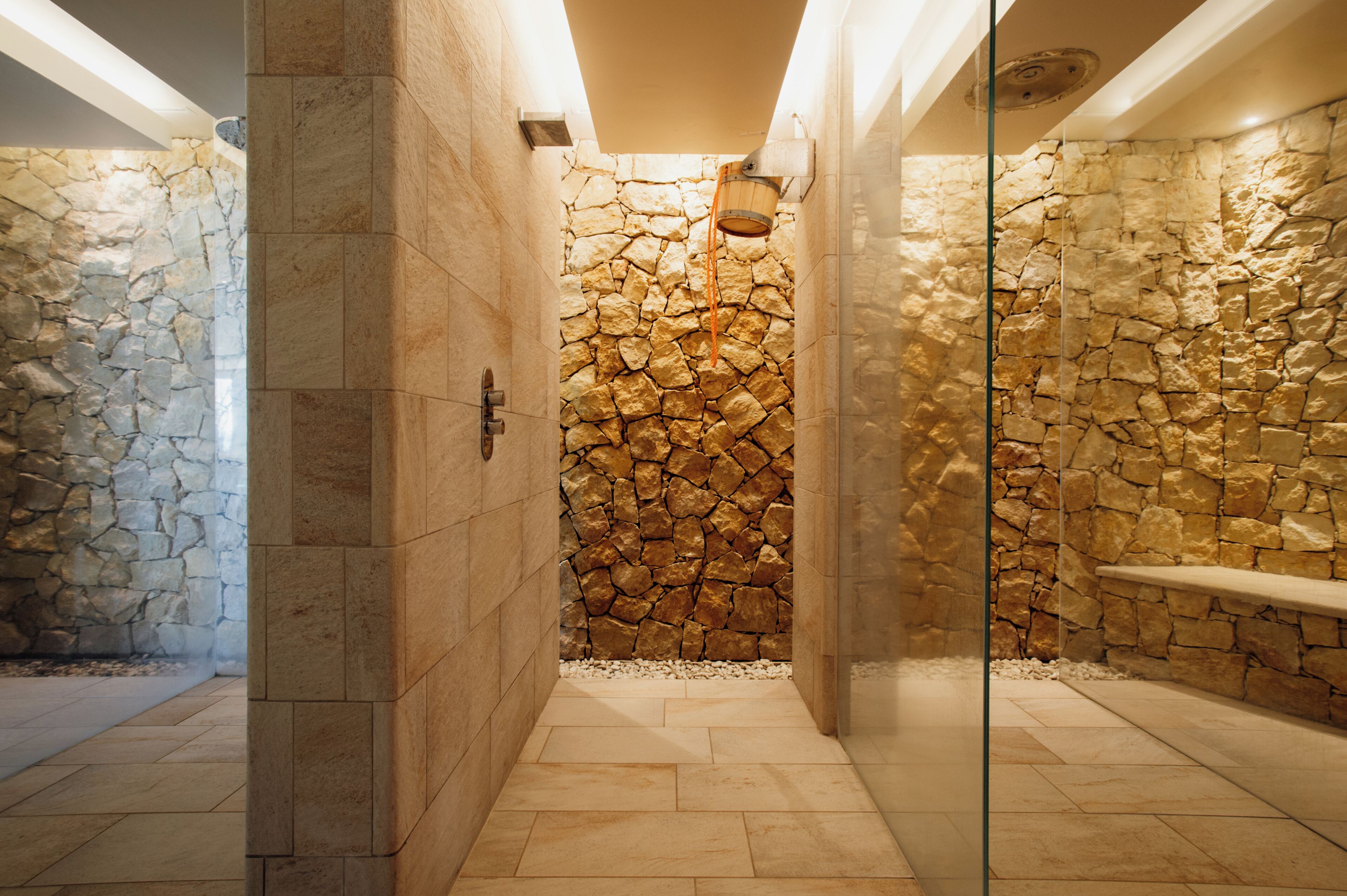 Salas de tratamiento para parejas, un sauna, una bañera de hidromasaje