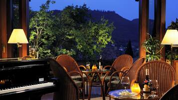 2 bar/lounge, bar a bordo piscina