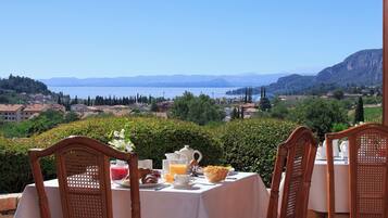 Frokostbuffé i helgene (EUR 15 per person)