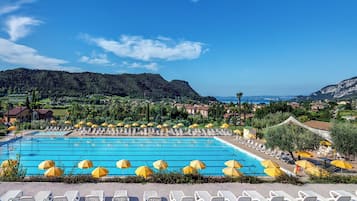 Piscina externa sazonal, funciona das 10h às 18h, guarda-sóis