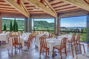 Breakfast, lunch and dinner served - Poiano Garda Resort Hotel (Garda)