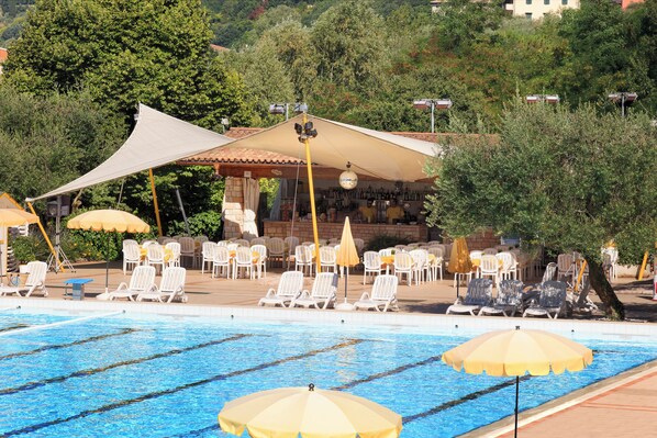 Poolside bar