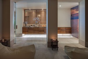 Salas de tratamiento para parejas, un sauna, una bañera de hidromasaje