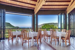 Breakfast, lunch, dinner served; Italian cuisine, pool views 