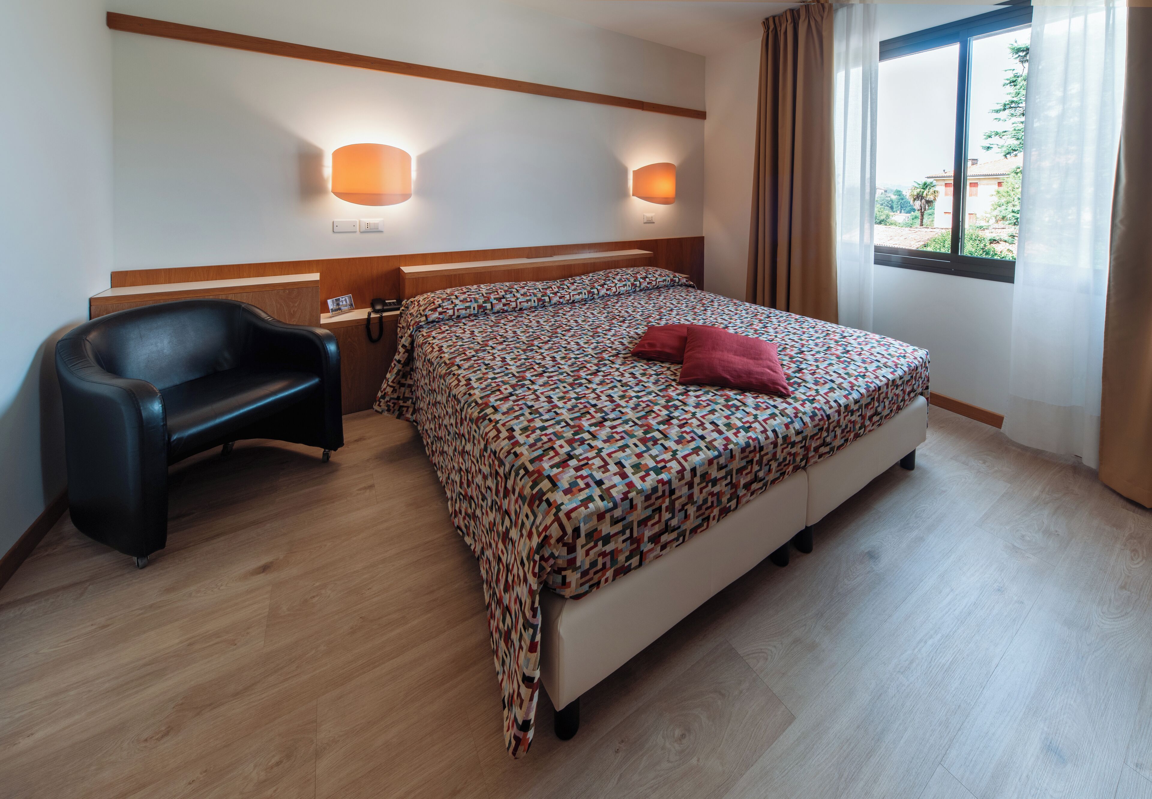 Minibar, Zimmersafe, Schreibtisch, Zustellbetten