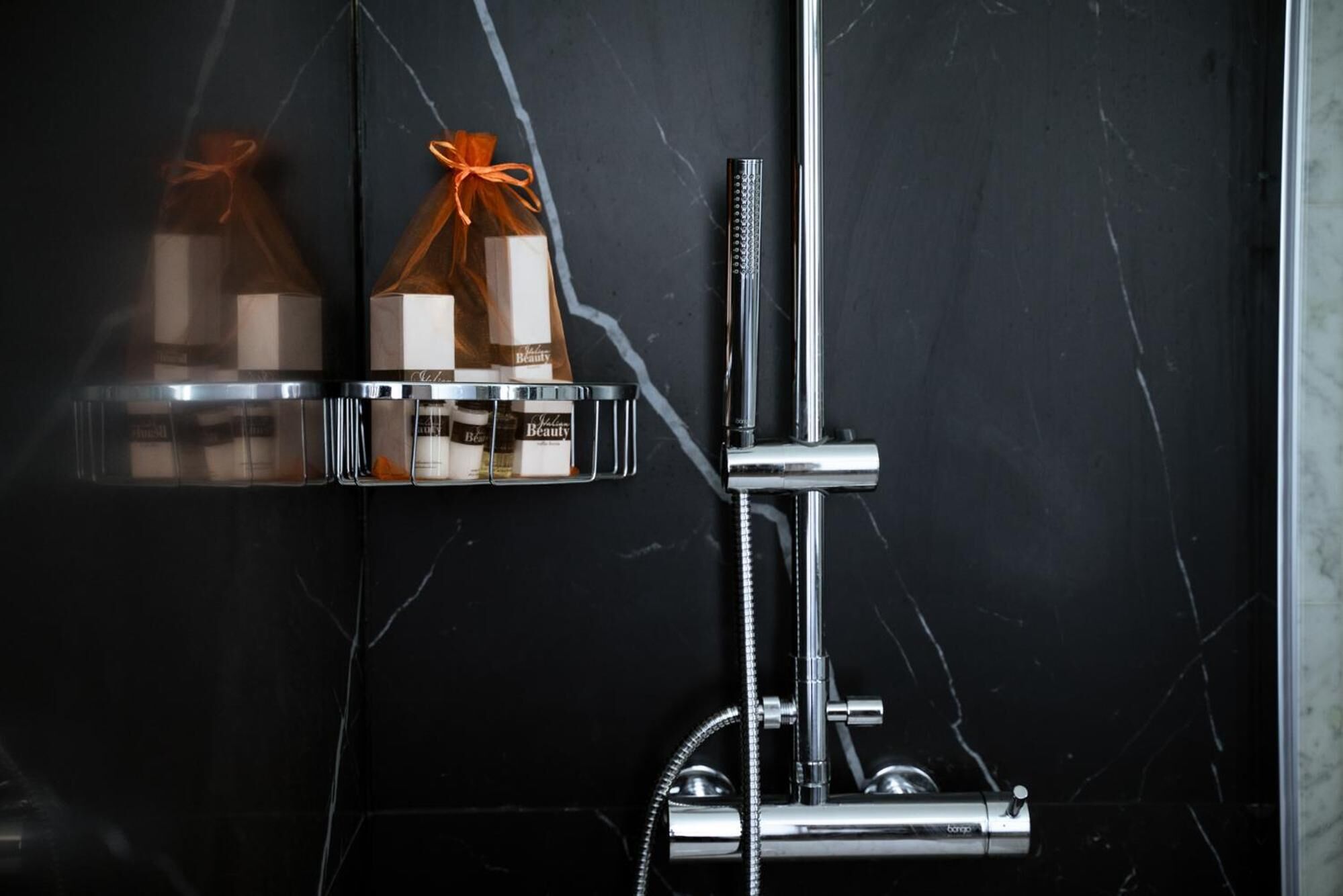 junior suite (executive) | bathroom | combined shower/bathtub, hair dryer, towels