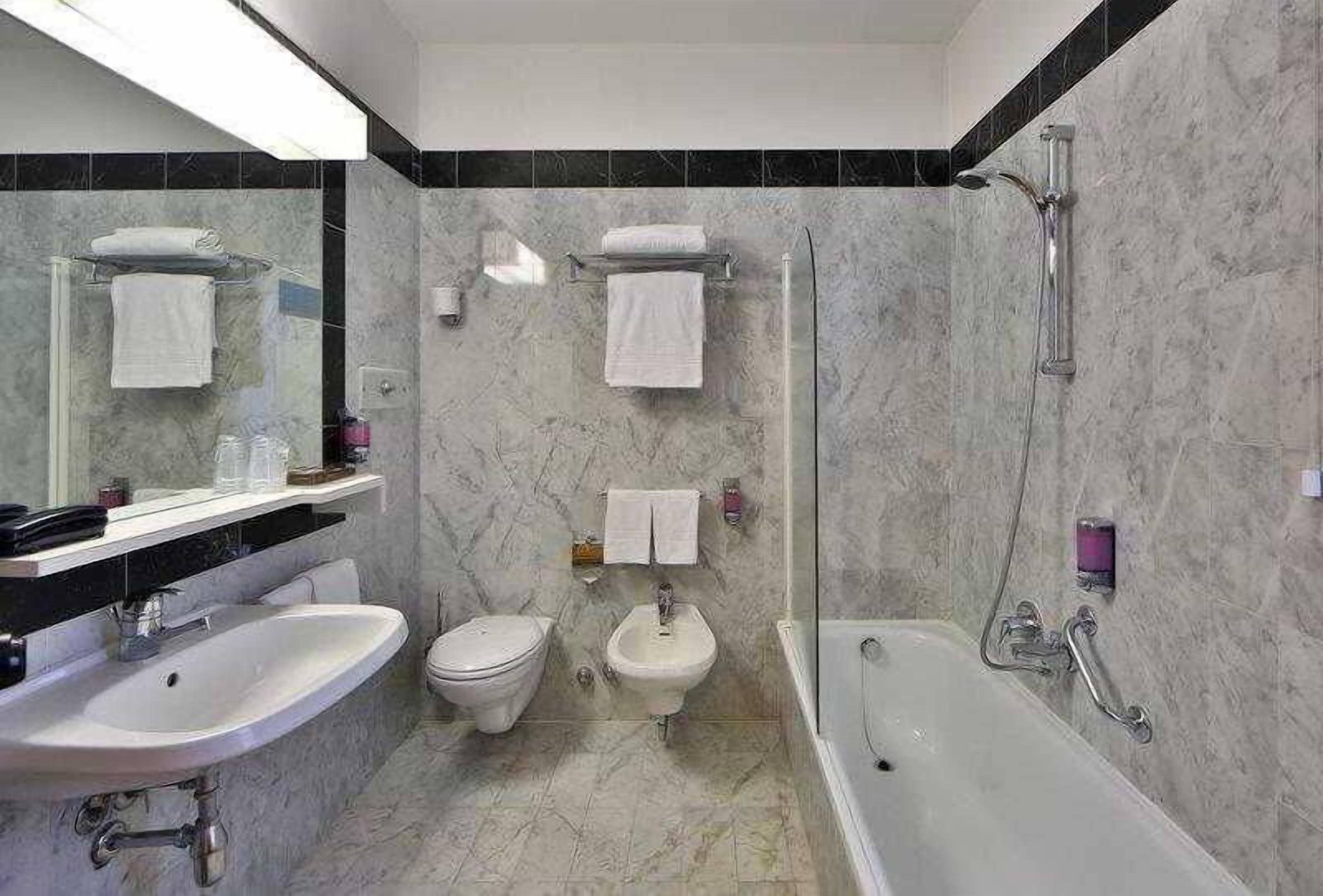 Bathroom | Combined shower/tub, hair dryer, towels