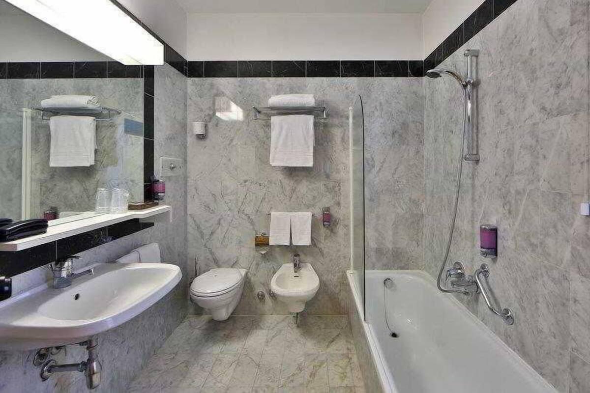 Bathroom | Combined shower/bathtub, hair dryer, towels