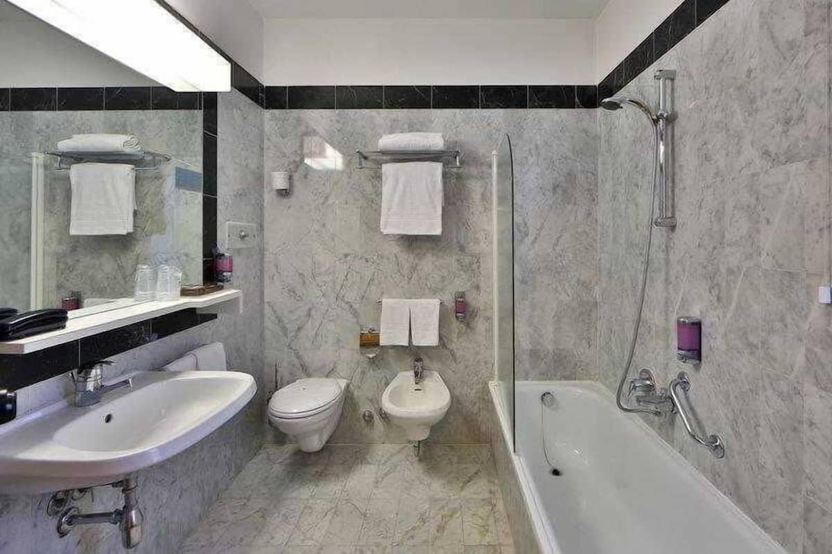 Bathroom | Combined shower/tub, hair dryer, towels
