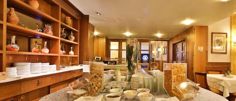 Colazione a buffet, servita tutte le mattine (15 EUR a persona)