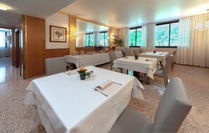 Tägliches Frühstücksbuffet (15 EUR pro Person)