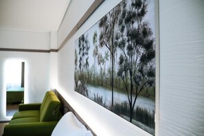 Junior suite (Executive) | Woonkamer | Een 32-inch lcd-televisie met premium tv-zenders en televisie