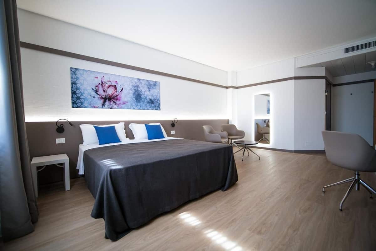 junior suite (executive) | 1 bedroom, minibar, in-room safe, desk