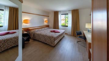 Een minibar, een kluis op de kamer, een bureau, extra bedden