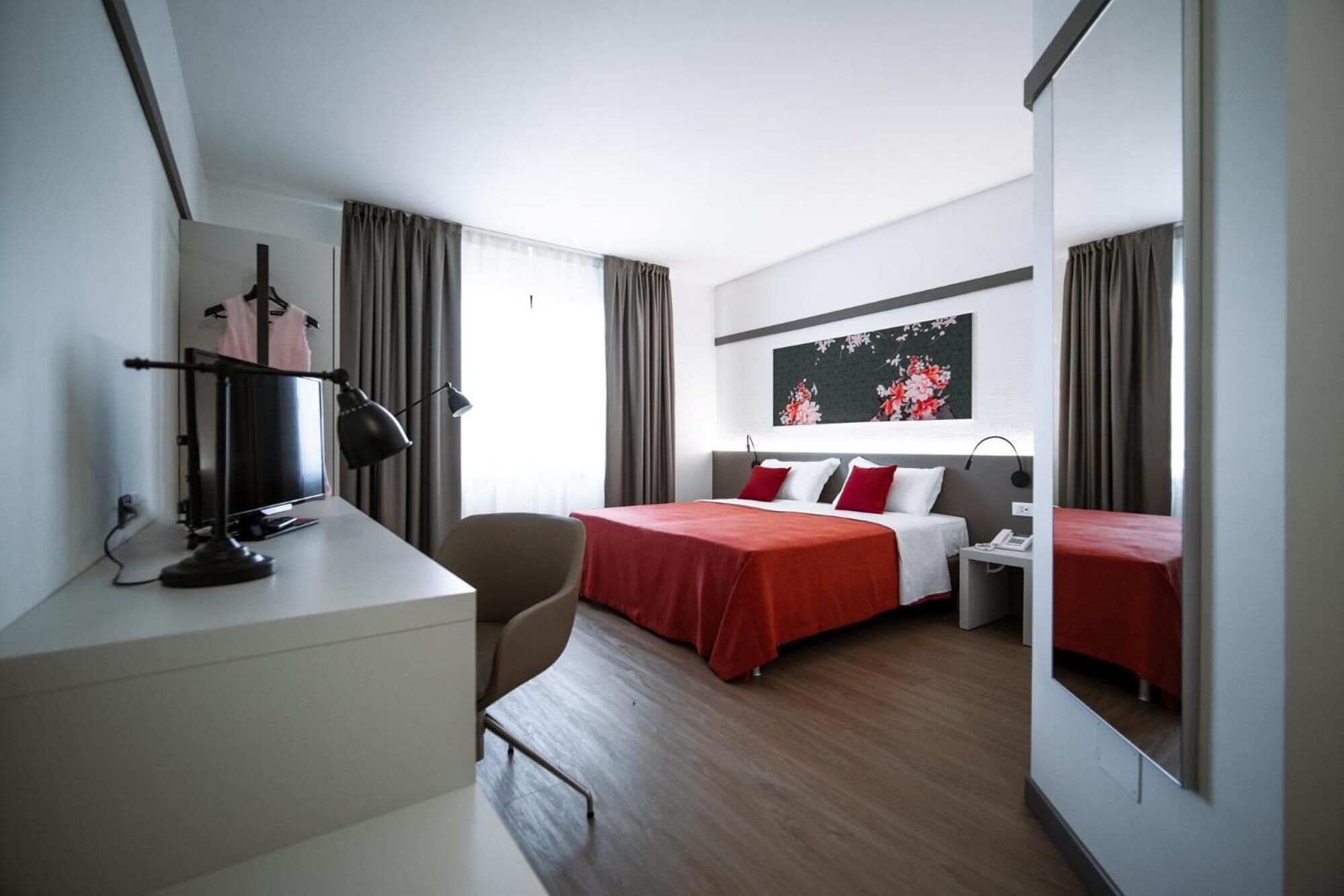 deluxe double room | 1 bedroom, minibar, in-room safe, desk