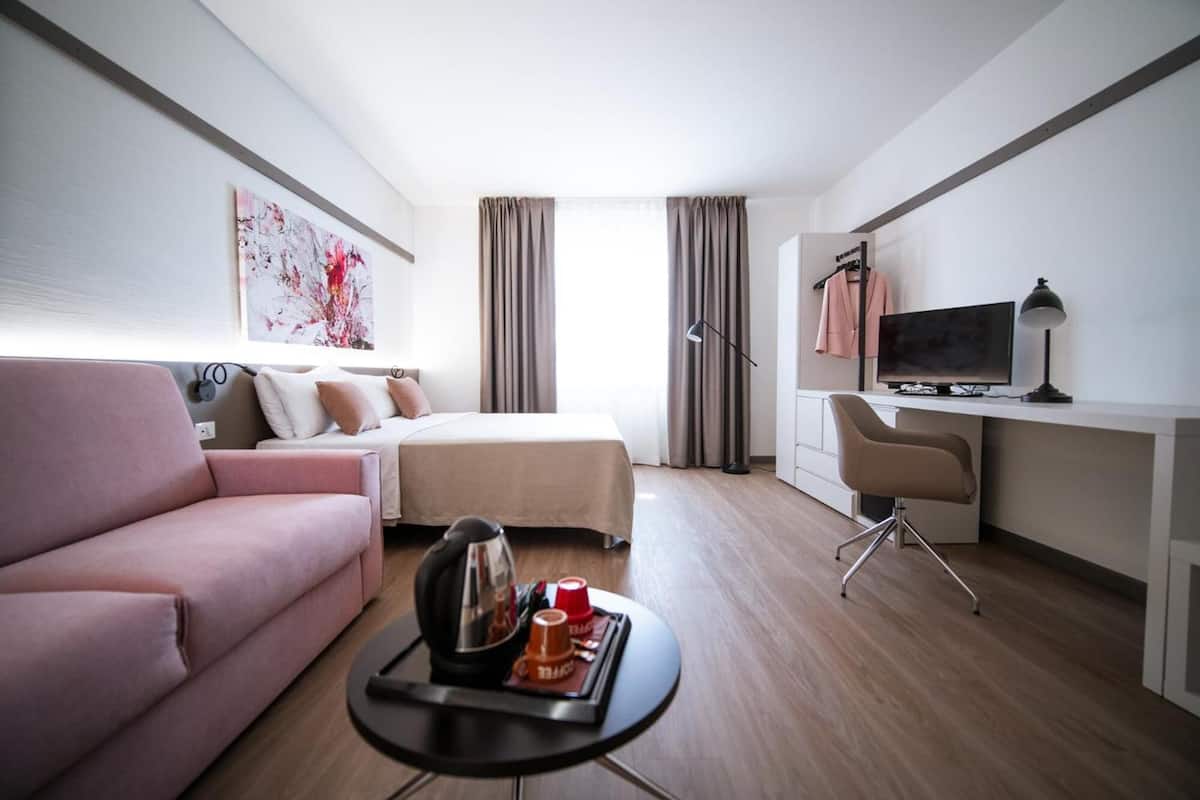 junior suite (executive) | 1 bedroom, minibar, in-room safe, desk