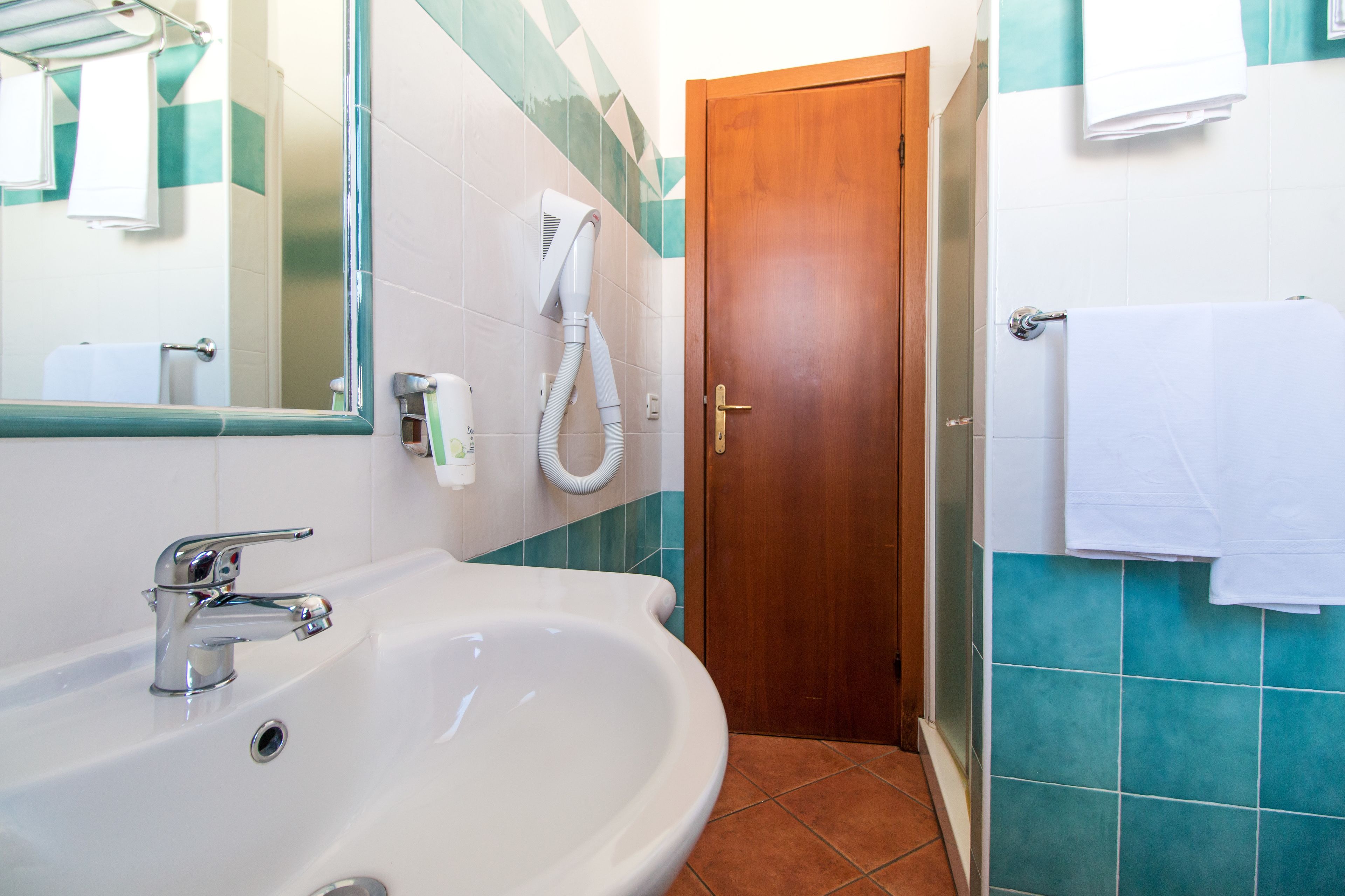triple room | bathroom | free toiletries, hair dryer, bidet, towels