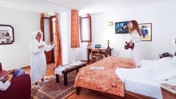 Camera Familiare Superior | Minibar, una cassaforte in camera, una scrivania, insonorizzazione