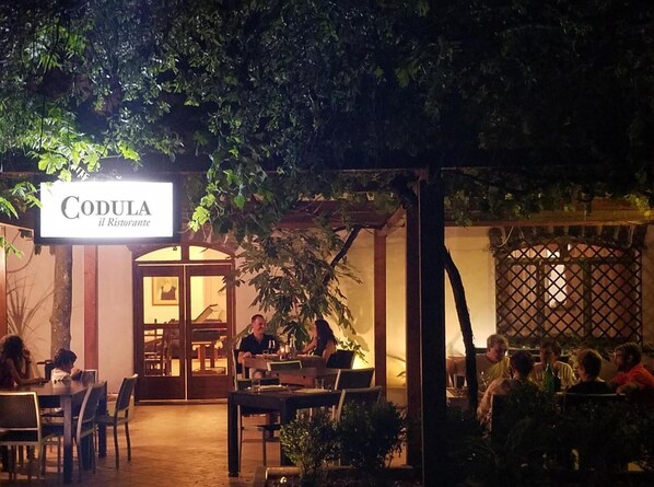 Breakfast, lunch, dinner served; al fresco dining