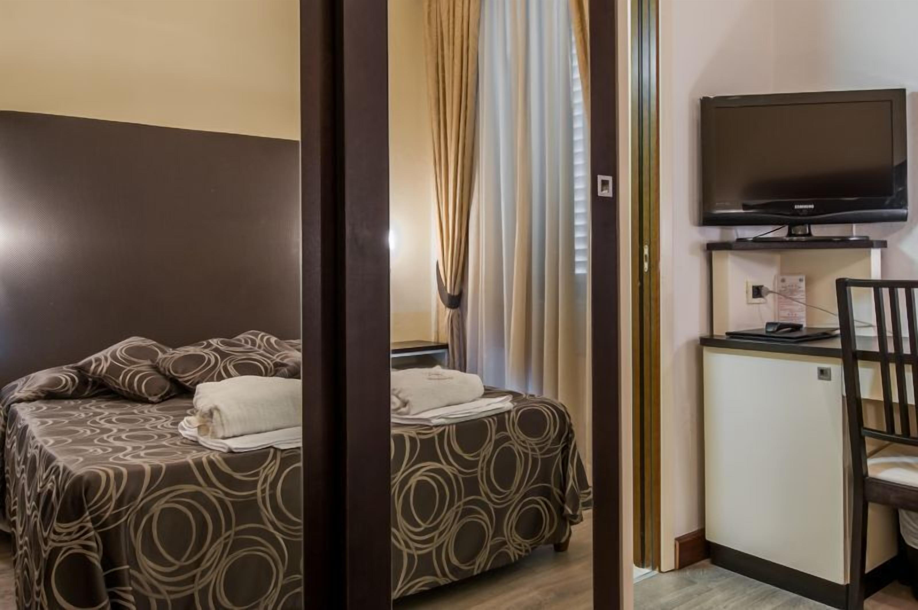 standard double or twin room | in-room safe, desk, soundproofing, cots/infant beds