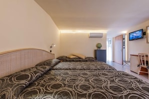 Triple Room | In-room safe, desk, soundproofing, cribs/infant beds - Hotel Montebello (Montecatini Terme)