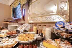 Un buffet con diversi dolci e prodotti per la colazione.