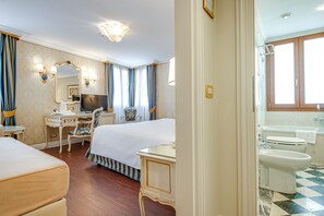 Suite Junior (Grand Canal View) | Literie de qualité supérieure, surmatelas, minibar