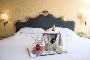 Deluxe Double Room, Canal View | In-room dining