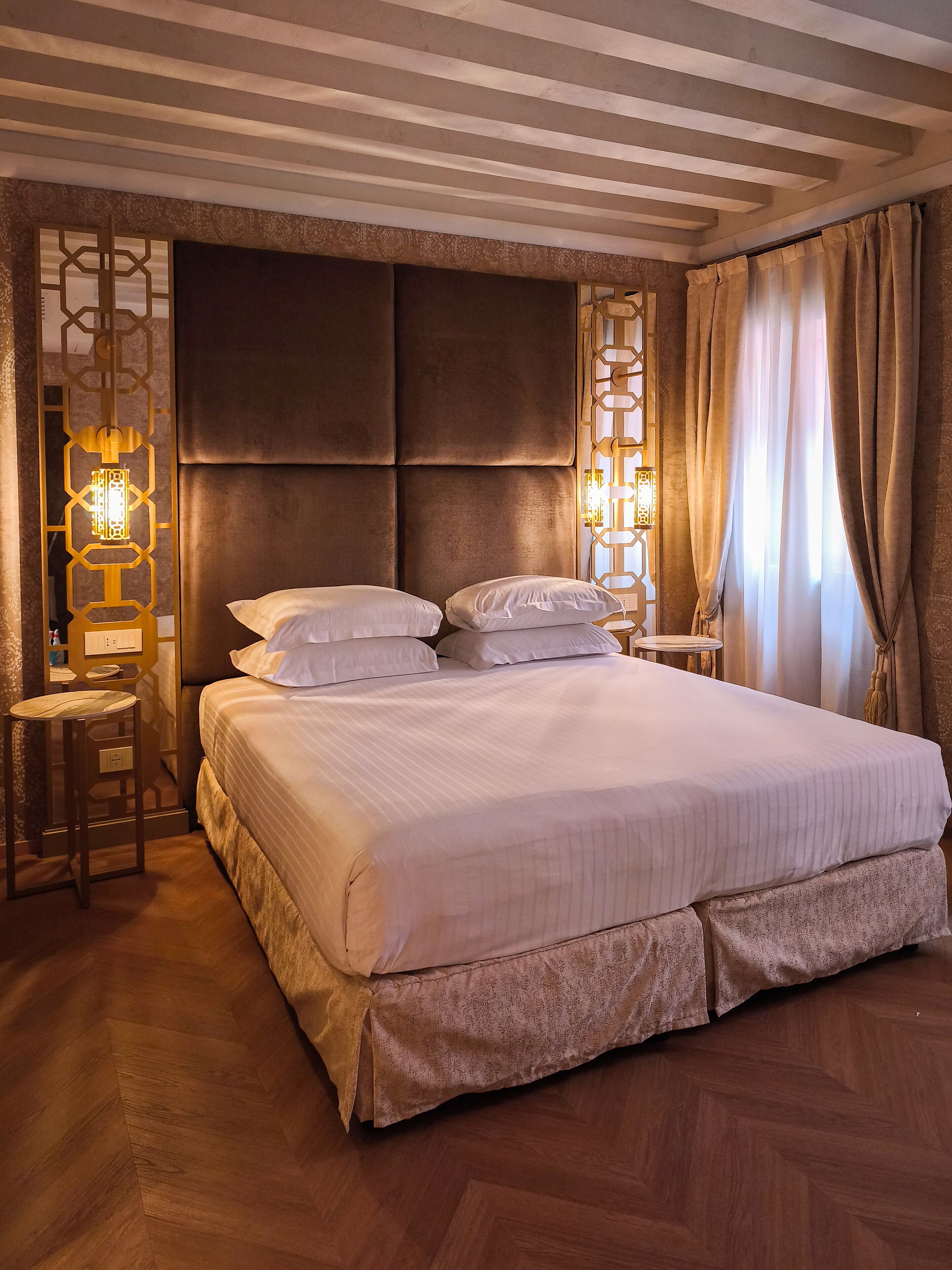 أغطية فراش متميزة وألحفة محشوة بالريش وأسرّة بطبقة علوية مريحة وميني بار