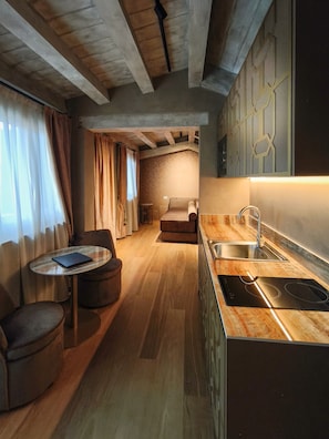 Svit Deluxe - terrass - annex (Access by stairs only) | Vardagsrum | 32-tums platt-tv med satellitkanaler