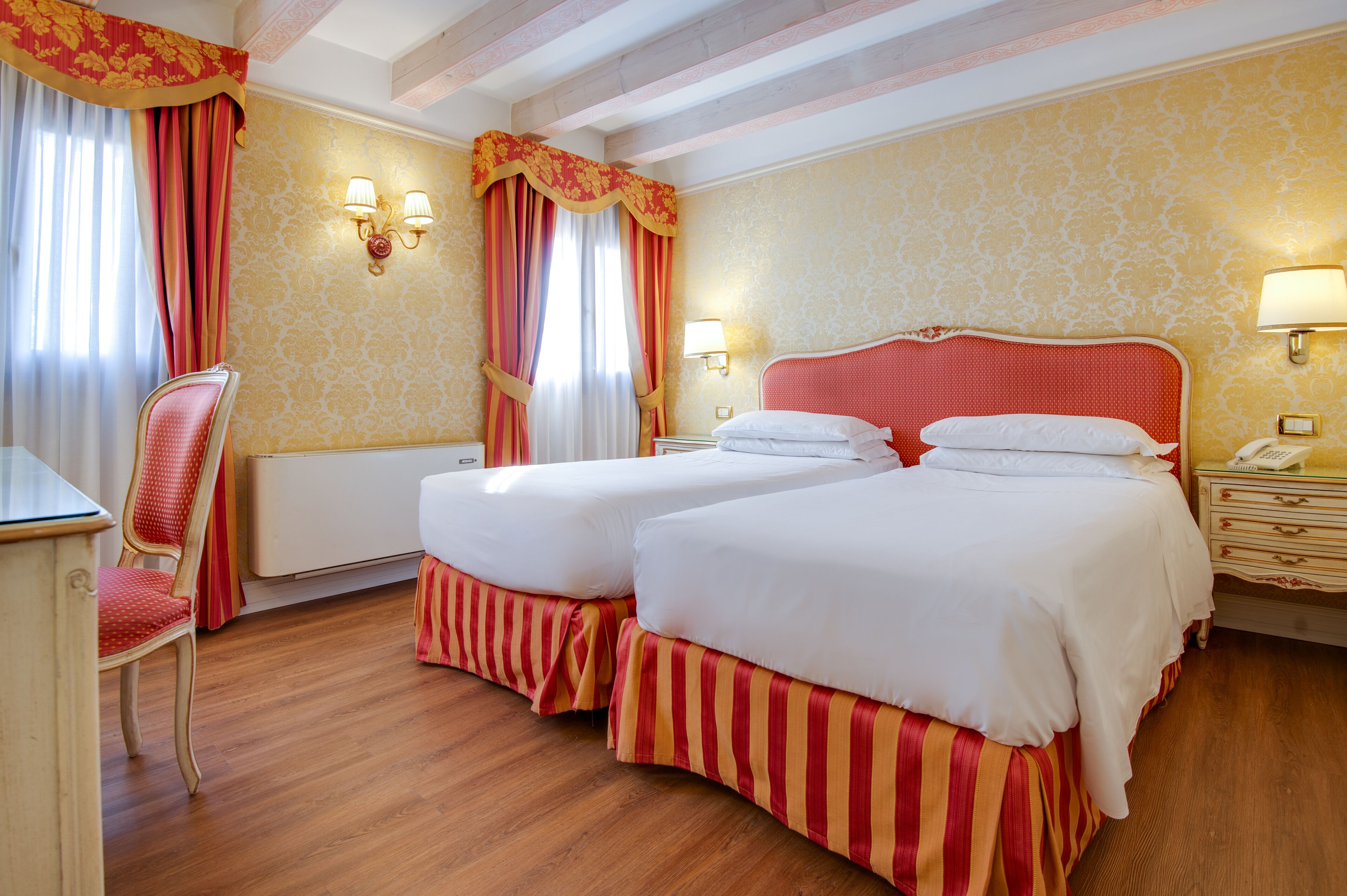 Chambre supérieure double ou avec lits jumeaux | Literie de qualité, couette en duvet, lit avec matelas à plateau-coussin