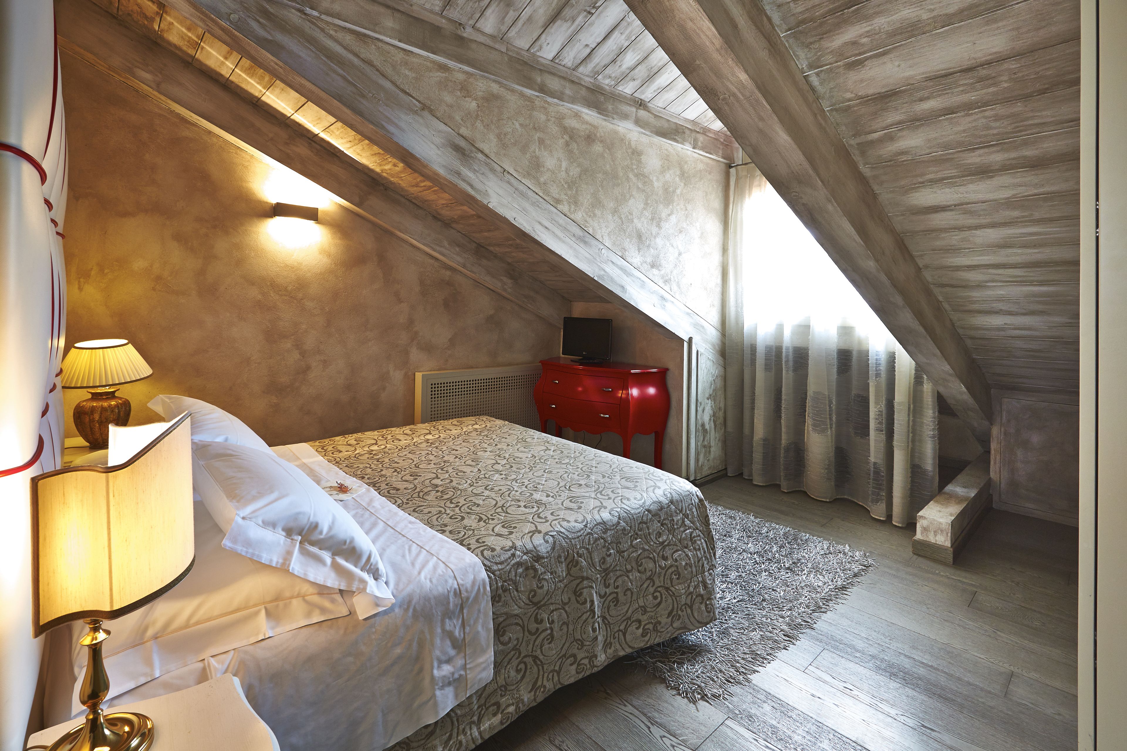 suite, annex building (residence access by stairs only) | premium bedding, down duvets, pillow-top beds, minibar