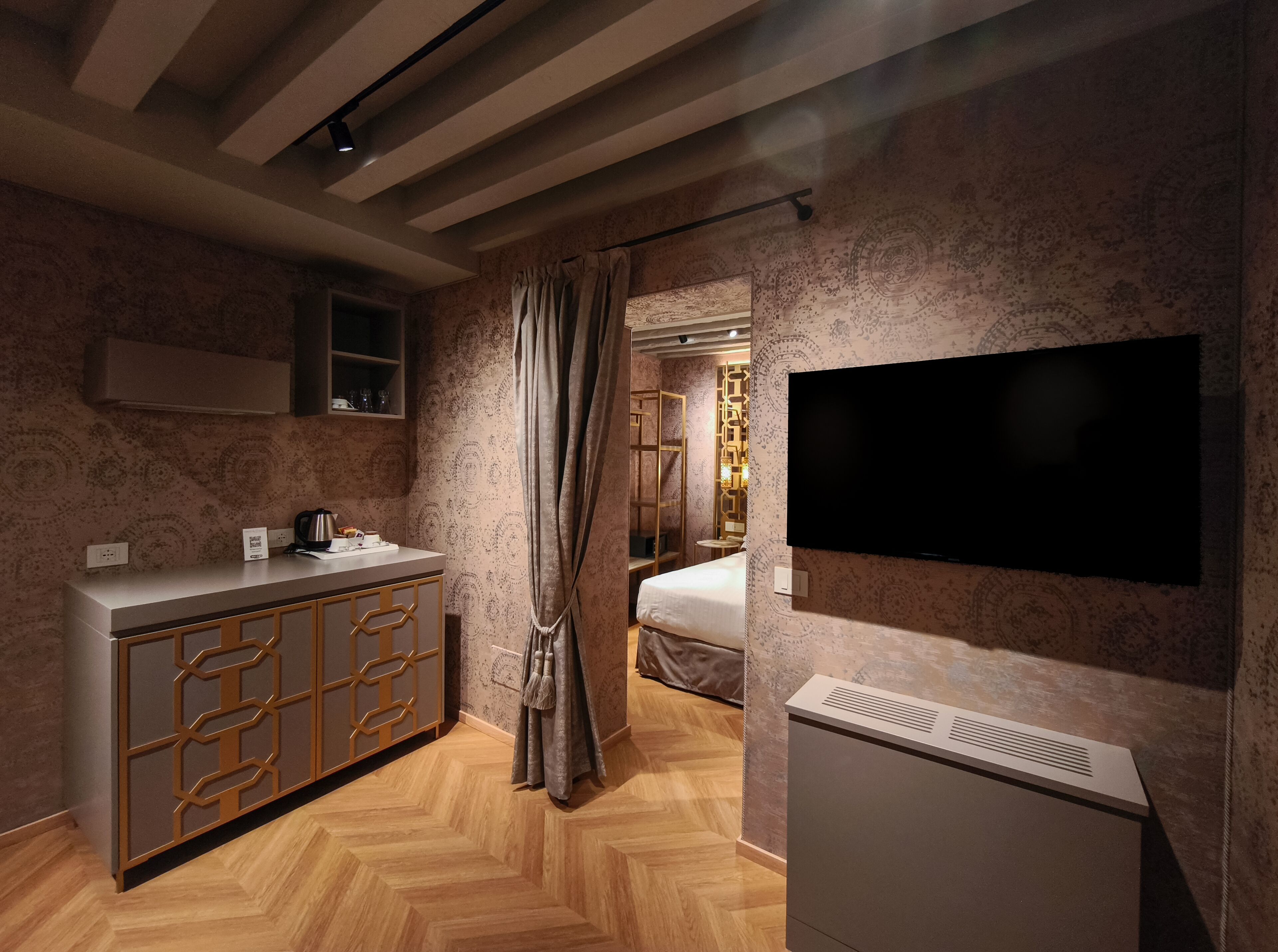 أغطية فراش متميزة وألحفة محشوة بالريش وأسرّة بطبقة علوية مريحة وميني بار