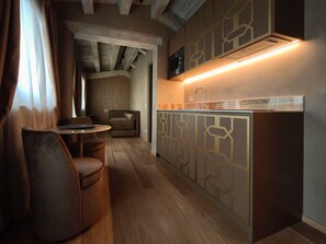 Deluxe Suite, Terrace, Annex Building (Access by stairs only) | Living area | 32-inch flat-screen TV with satellite channels - Hotel Antiche Figure (Venice)