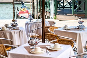 Café da manhã com buffet todos os dias (EUR 15 por pessoa) 