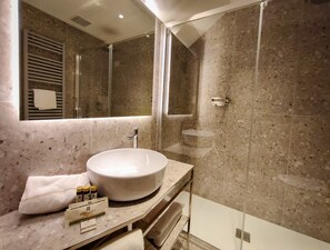 Family Suite, Ground Floor (Annex Building) | Bathroom | Free toiletries, hair dryer, slippers, bidet - Hotel Antiche Figure (Venice)