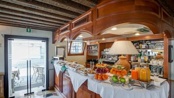 Desayuno buffet (EUR 15 por persona)