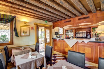 Alfresco dining, open daily