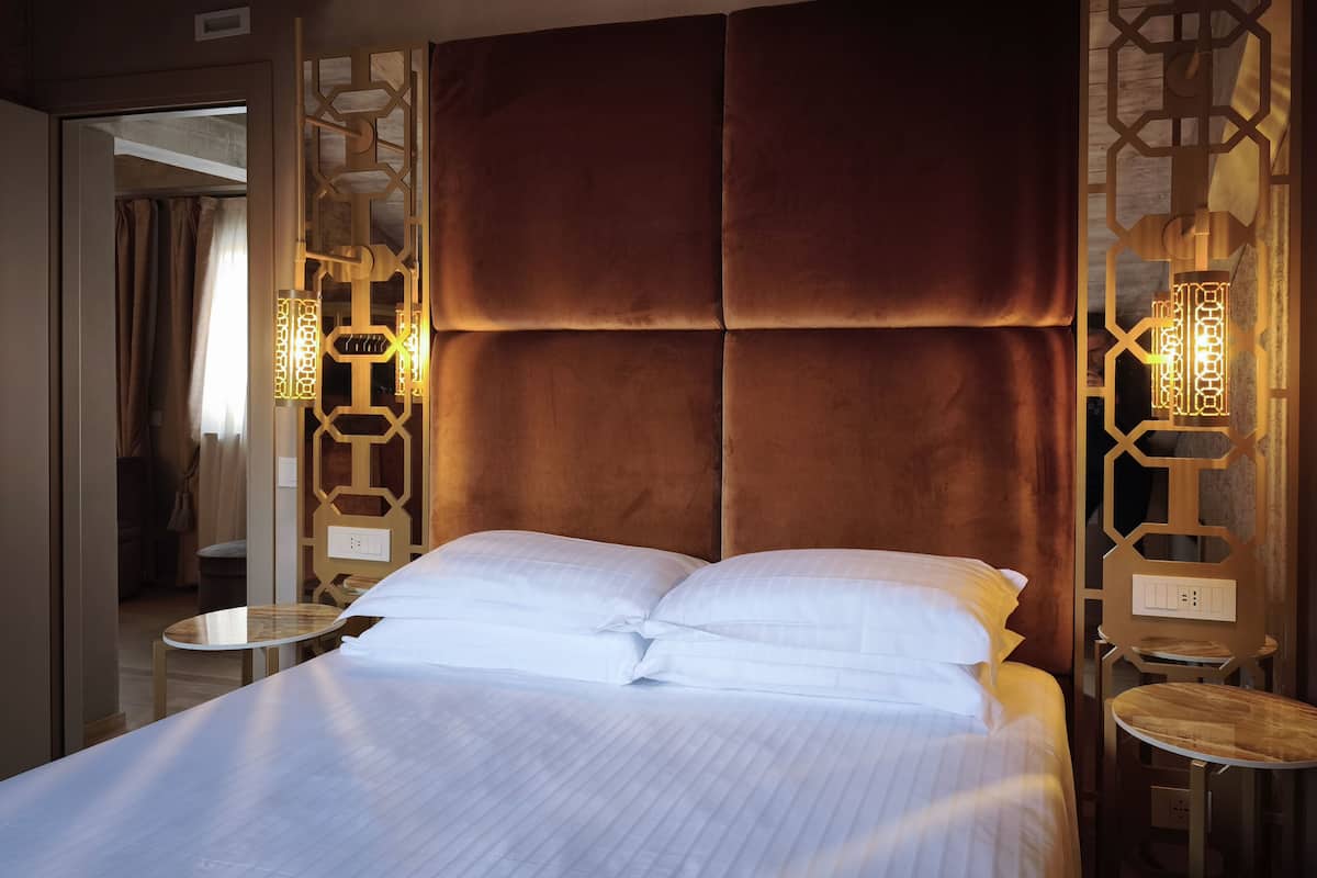 أغطية فراش متميزة وألحفة محشوة بالريش وأسرّة بطبقة علوية مريحة وميني بار