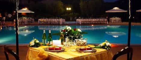 Outdoor pool, pool loungers