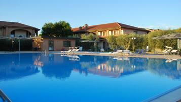 Ulkouima-allas, aurinkotuoleja