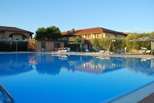 Utomhuspool och solstolar