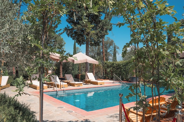 Piscine extérieure (ouverte en saison), parasols de plage