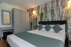 Deluxe Triple Room | Minibar, in-room safe, individually decorated, individually furnished - Hotel Villa Cesi (Impruneta)